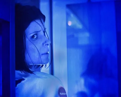 This Sci-Fi Thriller Film Analysis: Tense Moments and Mysterious Phenomena in a Luxury Setting